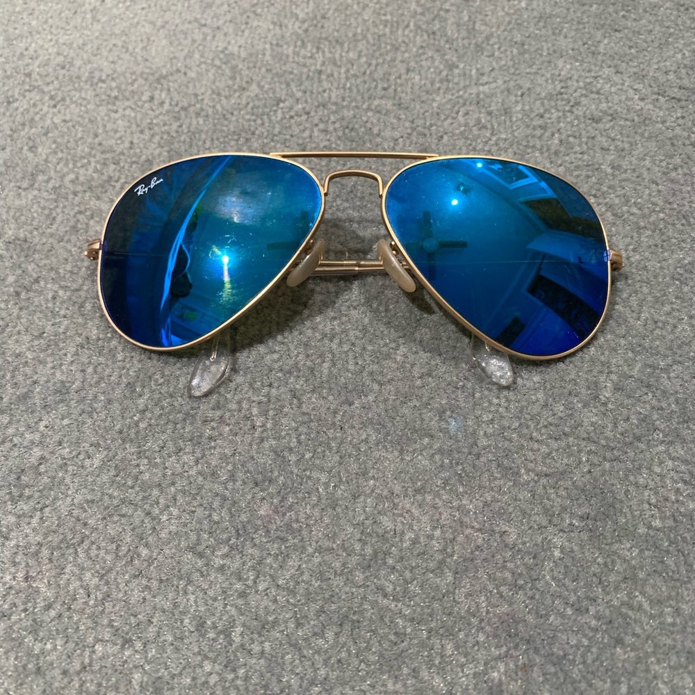 Ray ban sunglasses. Style: Aviator flash lenses. Color lenses: blue.
